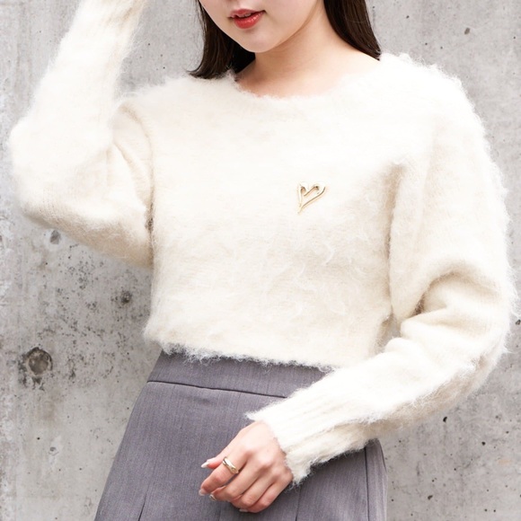Chico Japanese brand White sweater with heart brooch - Picture 4 of 4